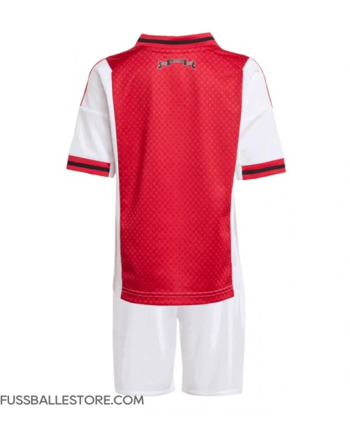 Günstige Ajax Heimtrikotsatz Kinder 2025-26 Kurzarm (+ Kurze Hosen) Günstige Ajax Heimtrikotsatz Kinder 2025-26 Kurzarm (+ Kurze Hosen)